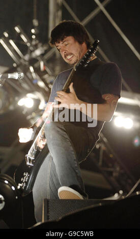 Dave Grohl von den Foo Fighters auf der Bühne während des jährlichen Isle Of Wight Festivals im Seaclose Park in Newport, Isle Of Wight durchführen. Stockfoto