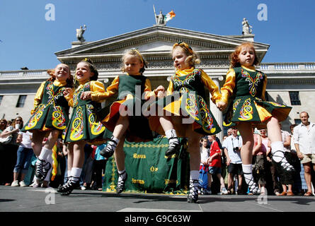 Schüler der Saul School of Irish Dancing treten nach monatelangen Straßenarbeiten und einem Aufstand im Februar bei der Wiedereröffnung von Dublins Hauptdurchlaufstraße O'Connell Street auf. Die Feierlichkeiten waren auch der Beginn des Sommerprogramms der Stadt Dublin Stockfoto