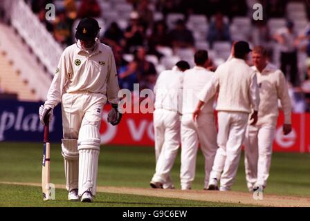 Cricket - zweiter Cornhill Versicherungstest - England / Simbabwe - Vierter Tag. Der Simbabwes Neil Johnson (l) geht zurück, nachdem er von Englands Wicketkeeper Alec Stewart vor Darren Gough erwischt wurde Stockfoto