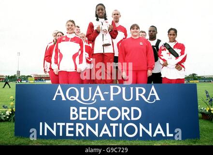 Leichtathletik - Aqua-Pura Bedford International - Straße Nach Sydney. Englands Team mit der Siegertrophäe Stockfoto