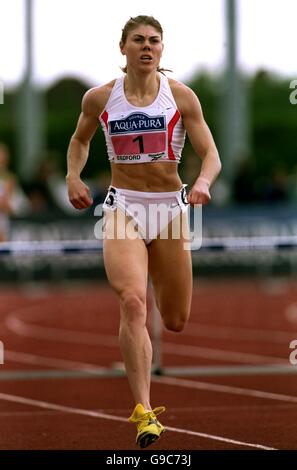 Leichtathletik - Aqua-Pura Bedford International - Straße Nach Sydney. Der englische Keri Maddox in Aktion bei den 400-m-Hürden Stockfoto