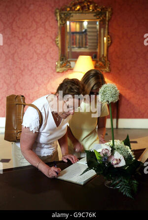 Mitglieder der Öffentlichkeit unterzeichnen ein Buch Kondolenzschreiben für ehemaligen Taoiseach Charles Haughey in Dublin Castle. Stockfoto