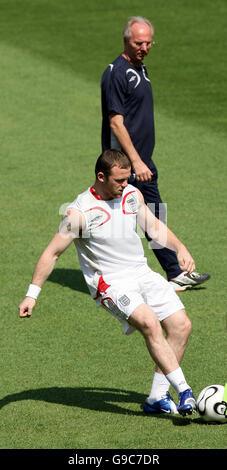 Englands Wayne Rooney in Aktion als Manager Sven-Göran Eriksson blickt auf während einer Trainingseinheit beim Franken-Stadion in Nürnberg. Stockfoto