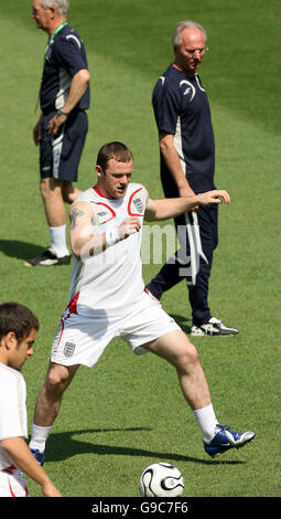 Englands Wayne Rooney in Aktion als Manager Sven-Göran Eriksson blickt auf während einer Trainingseinheit beim Franken-Stadion in Nürnberg. Stockfoto