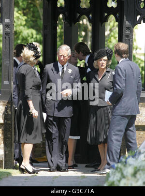 Der Prinz von Wales und die Herzogin von Cornwall sprechen mit Annabel Elliot (links) und Tom Parker Bowles vor der Beerdigung des Vaters der Herzogin, Major Bruce Shand, in der Holy Trinity Kirche in Blandford. Stockfoto