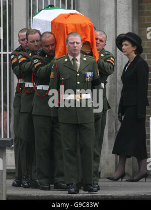 Irische Präsidentin Mary McAleese folgt, als der Sarg des ehemaligen Taoiseach Charles Haughey Kirche Our Lady of Trost in Donnycarney, Co Dublin verlässt. Stockfoto