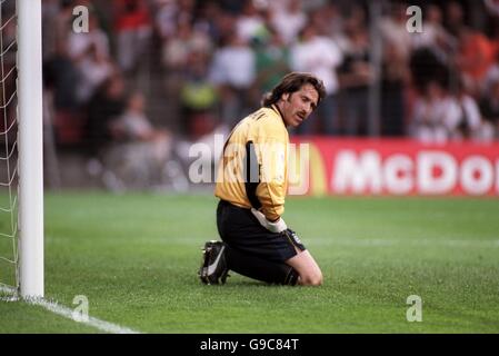 Englands David Seaman sinkt in der Dejektion danach auf die Knie Portugals Ausgleichsziel Stockfoto