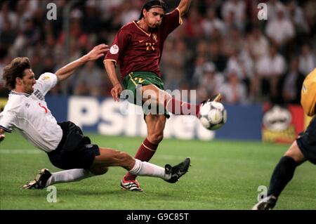 (L-R) Englands Tony Adams taucht ein, um Portugals Nuno herauszufordern Gomes, als er das Siegtor erzielt Stockfoto