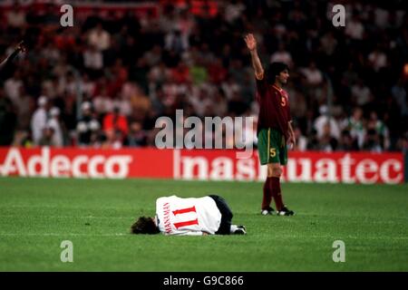 Fußball - Euro 2000 - Gruppe A - Portugal gegen England. Der englische Steve McManaman liegt auf dem Rasen mit einer Verletzung, die ihn aus dem Spiel zwang Stockfoto