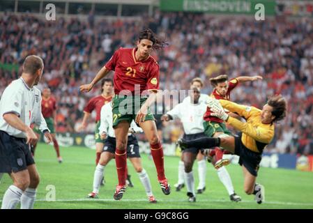 Englands Torhüter David Seaman (r) fliegt aus seinem Tor Die Bemühungen von Nuno Gomes in Portugal zu blockieren (c) Stockfoto