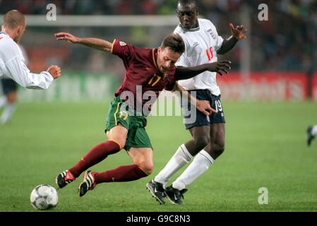 Portugals Paulo Bento (l) sinkt unter dem Druck Englands Emile Heskey (r) Stockfoto