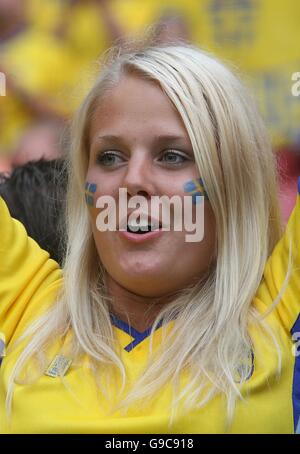 Fußball - FIFA Fußball-Weltmeisterschaft 2006 Deutschland - Gruppe B - Schweden gegen England - RheinEnergieStadion. Eine Schwedenfündin vor dem Spiel mit England Stockfoto