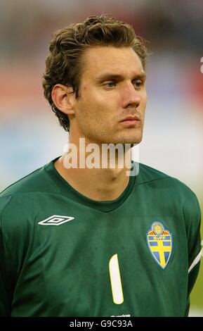 Fußball - FIFA Fußball-Weltmeisterschaft 2006 Deutschland - Gruppe B - Schweden gegen England - RheinEnergieStadion. Andreas Isaksson, Schwedens Torwart Stockfoto