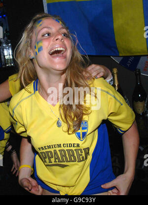 Schwedische Fans sehen sich in der Nordic Bar in London das Spiel der FIFA-Weltmeisterschaft der Gruppe B zwischen England und Schweden in Deutschland an. Stockfoto