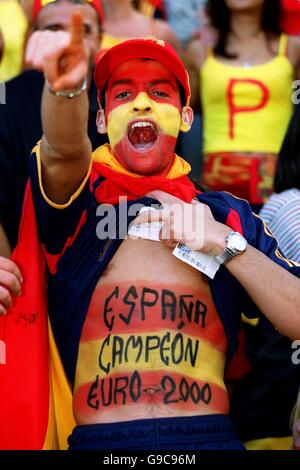 Fußball - Euro 2000 - Viertelfinale - Spanien gegen Frankreich. Ein optimistischer Spanien-Fan Stockfoto