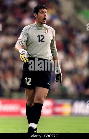 Fußball - Euro 2000 - Viertelfinale - Italien gegen Rumänien. Francesco Toldo, Torwart in Italien Stockfoto