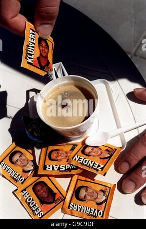 Ein niederländischer Kellner macht Kaffee mit Patrick Kluivert Zucker, im holländischen Trainingslager in Hoenderloo Stockfoto