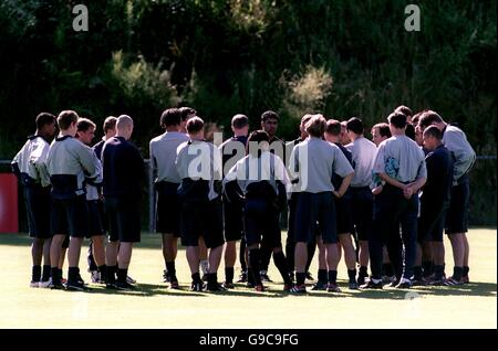 Fußball - Euro 2000 - Holland Training. Holland-Trainer Frank Rijkaard spricht mit seinen Spielern in ihrem Trainingslager in Hoenderloo Stockfoto