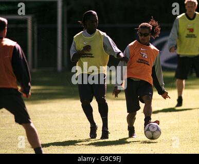 Fußball - Euro 2000 - Holland Training. Clarence Seedorf (l.) und Edgar Davids (r.) im Einsatz im holländischen Trainingslager in Hoenderloo Stockfoto