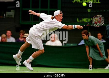 Lleyton Hewitt streckt sich für einen Ball während seines Verlustes Jan-Michael Gambill Stockfoto