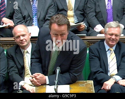 Der konservative Führer David Cameron spricht während der Fragen des Premierministers im Londoner Unterhaus. Stockfoto