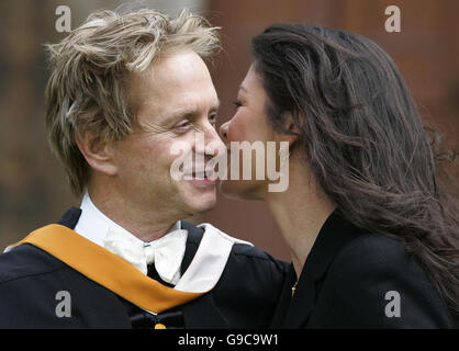 Hollywood-Star Michael Douglas vor der Younger Hall in St Andrews, Schottland, mit Frau Catherine Zeta Jones nach dem Sammeln seines Ehrengrades. Stockfoto