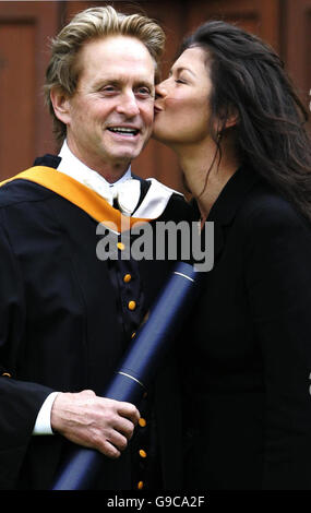 Hollywood-Star Michael Douglas erhält einen Kuss von Frau Catherine Zeta Jones, nachdem er seinen Ehrendoktortitel in der Younger Hall in St Andrews, Schottland, erworben hat. Stockfoto