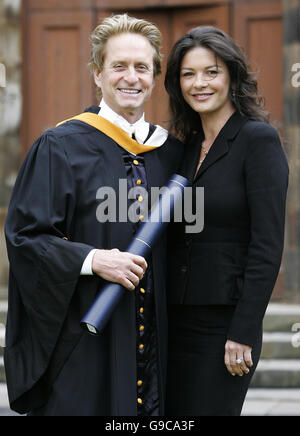 Hollywood-Star Michael Douglas mit Ehefrau Catherine Zeta-Jones vor jüngeren Halle in St. Andrews, Schottland, wo er einen Ehrengrad gesammelt. Stockfoto