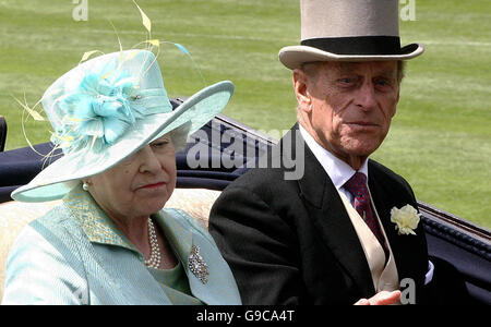 Die britische Königin Elizabeth II. Und der Herzog von Edinburgh kommen am zweiten Tag des Rennens in Royal Ascot an. Stockfoto