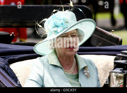 Royal Ascot. Die britische Königin Elizabeth II. Kommt am zweiten Tag des Rennens in Royal Ascot an. Stockfoto