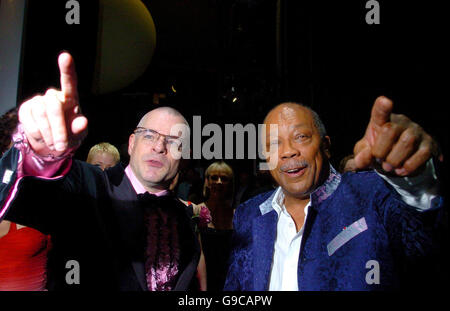 HINWEIS FÜR DIE REDAKTION: DAS BILDDATUM IST GESTERN. Der legendäre Produzent Quincy Jones (rechts) trifft den Dirigenten des Sinatra-Orchesters Gareth Valentine auf der Bühne des Londoner Palladium im Zentrum Londons. Stockfoto