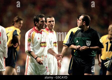 Galatasarays Gheorghe Hagi (l.) beschwert sich gegen Schiedsrichter Antonio Lopez Nieto (r) nach dem Senden Stockfoto