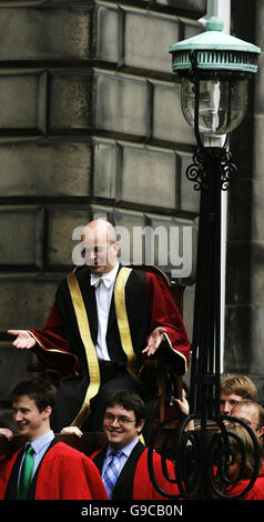 Der neue Rektor der Universität Edinburgh, Green MSP Mark Ballard, wird in einem Stuhl um das Old College Quadrangle nach der Installation bei einer öffentlichen Zeremonie von Kanzler der Universität der Herzog von Edinburgh besucht. Stockfoto