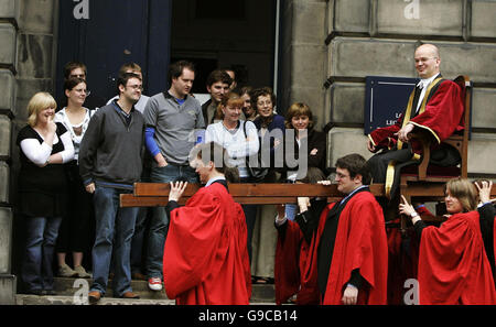 Der neue Rektor der Universität Edinburgh, Green MSP Mark Ballard, wird in einem Stuhl um das Old College Quadrangle nach der Installation bei einer öffentlichen Zeremonie von Kanzler der Universität der Herzog von Edinburgh besucht. Stockfoto