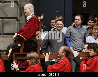 Der neue Rektor der Universität Edinburgh, Green MSP Mark Ballard, wird in einem Stuhl um das Old College Quadrangle nach der Installation bei einer öffentlichen Zeremonie von Kanzler der Universität der Herzog von Edinburgh besucht. Stockfoto