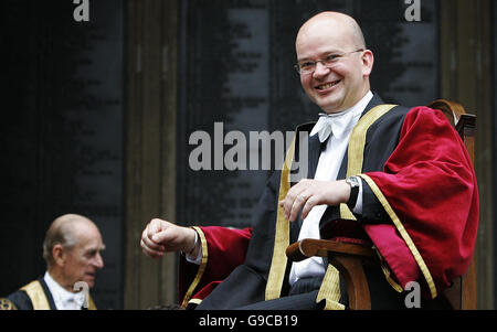 Der neue Rektor der Universität Edinburgh, Green MSP Mark Ballard, wird in einem Stuhl um das Old College Quadrangle nach der Installation bei einer öffentlichen Zeremonie von Kanzler der Universität besucht der Herzog von Edinburgh (links). Stockfoto