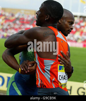 Jamaikas Asafa Powell (hinten) wird von Großbritannien Dwain Chambers gratuliert, nachdem er seinen eigenen Weltrekord von 9.77 Sekunden beim Sieg im 100-m-Finale der Männer beim Norwich Union Grand Prix, Gateshead, erreicht hat. Stockfoto