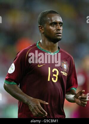 Fußball - FIFA Fußball-Weltmeisterschaft Deutschland 2006 - Gruppe D - Angola gegen Portugal - RheinEnergieStadion. Luis Miguel, Portugal Stockfoto