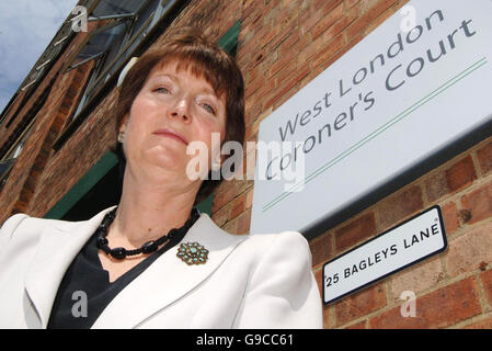 Die für konstitutionelle Angelegenheiten zuständige Ministerin RT Hon Harriet Harman QC MP steht vor dem West London Coroner's Court, nachdem sie Reformen des Rechtssystems der Coroners angekündigt hatte. Stockfoto