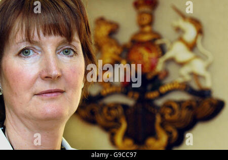 Verfassungsministerin RT Hon Harriet Harman QC MP steht im West London Coroner's Court, nachdem sie Reformen des Coroners-Rechtssystems angekündigt hatte. Stockfoto