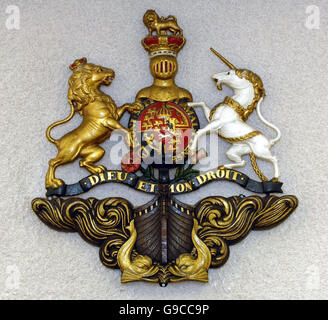 Das Wappen der Coroners im Westen Londons Coroner's Court in London. Der Minister für konstitutionelle Angelegenheiten, RT Hon, Harriet Harman, QC MP, kündigte heute Reformen des Rechtssystems der Koronare an. Stockfoto