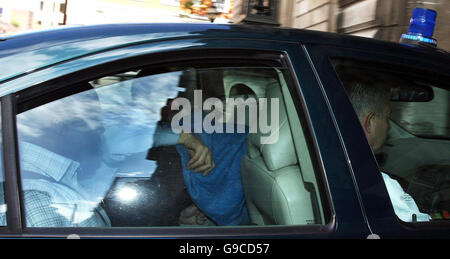 Einer der Männer zwei Vergehen unter Terrorism Act beschuldigt kommt bei Bow Street Magistrates' Court in London unter einem Tuch versteckt. Die 21 Jahre alte Mann aus Bradford wurde am 6. Juni am Manchester Flughafen verhaftet und ist auch aufgeladen Verschwörung zu ermorden unbekannte Personen und mit Verschwörung, um ein öffentliches Ärgernis durch Einsatz von Giften und oder Sprengstoff zu Störungen führen, Angst oder Verletzungen. Stockfoto