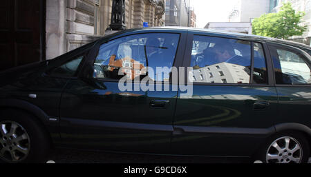 Einer der Männer zwei Vergehen unter Terrorism Act beschuldigt kommt bei Bow Street Magistrates' Court in London unter einem Tuch versteckt. Die 21 Jahre alte Mann aus Bradford wurde am 6. Juni am Manchester Flughafen verhaftet und ist auch aufgeladen Verschwörung zu ermorden unbekannte Personen und mit Verschwörung, um ein öffentliches Ärgernis durch Einsatz von Giften und oder Sprengstoff zu Störungen führen, Angst oder Verletzungen. Stockfoto