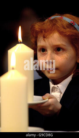 Lydia Hope zündet Kerzen um den Bombenanschlag der IRA Manchester erinnern, die heute vor zehn Jahren passiert ist. Stockfoto