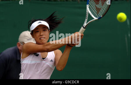 Die japanische Ayumi Morita im Rahmen der DFS Classic im Edgbaston Priory Club, Birmingham, im Einsatz gegen die französische Marion Bartoli. Stockfoto