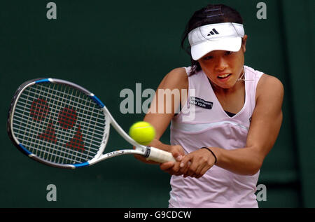 Die japanische Ayumi Morita im Rahmen der DFS Classic im Edgbaston Priory Club, Birmingham, im Einsatz gegen die französische Marion Bartoli. Stockfoto