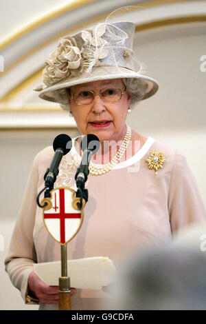 Die britische Königin Elizabeth II hält eine Rede bei einem Mittagessen auf Einladung von der Lord Mayor und die Corporation of London, anlässlich ihren 80. Geburtstag im Mansion House in London. Stockfoto