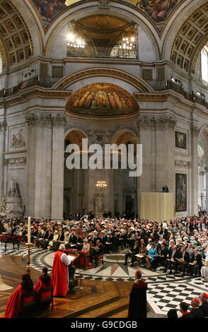 Eine allgemeine Ansicht, wie die britische Königin Elizabeth II. Und die königliche Familie St. Paul's Cathedral für einen Dankgottesdienst zu Ehren des 80. Geburtstages der Königin bescheinigten. Stockfoto