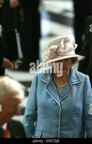 Die ehemalige Premierministerin Margaret Thatcher kommt in der St. Paul's Cathedral zu einem Danksagedienst zu Ehren des 80. Geburtstages von Königin Elizabeth II. In Großbritannien an. Stockfoto