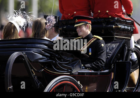 Prinz Harry sitzt in der Kutsche mit dem Herzog von York und seine Töchter, Prinzessin Eugenie und Beatrice, beim Verlassen der Buckingham Palace, London, um den jährlichen Trooping die Farbe Zeremonie als Großbritanniens Königin Elizabeth II ihrer offiziellen 80. Geburtstag feiert zu sehen. PRESS ASSOCIATION Foto, Foto Datum: Samstag, 17. Juni 2006. Mehr als 1.100 Soldaten nehmen Teil in die bunte jährliche Anzeige von Pomp und Prunk. Vgl. PA Geschichte ROYAL Queen. Bildnachweis sollte lauten: Andrew Stuart /PA. Stockfoto